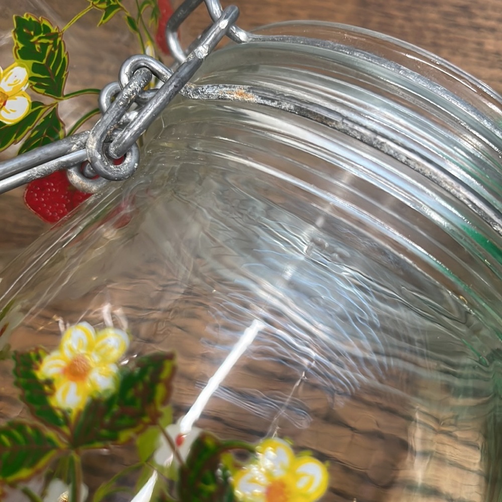 Set of two Vintage Strawberry Canisters - Picture 5 of 11